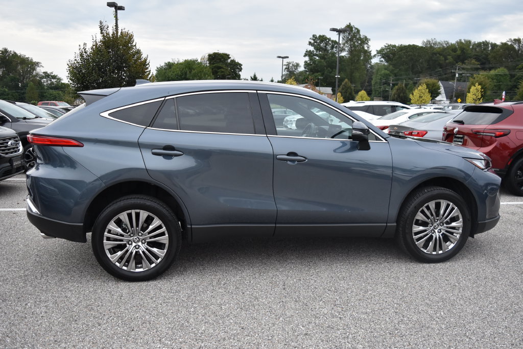 Used 2024 Toyota Venza XLE AWD/4WD image 2