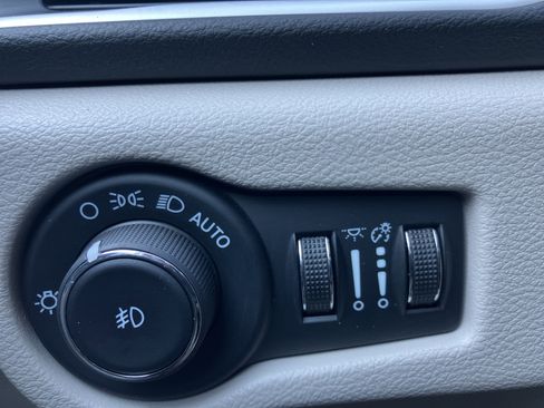 Used 2024 Chrysler Pacifica Touring-L image 22