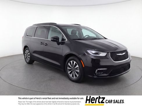 Used 2023 Chrysler Pacifica Touring-L image 1