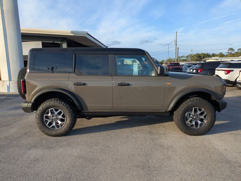 New 2025 Ford Bronco Badlands image 3