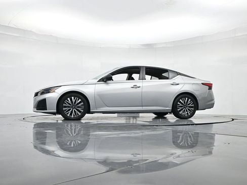 Used 2024 Nissan Altima 2.5 SV image 39