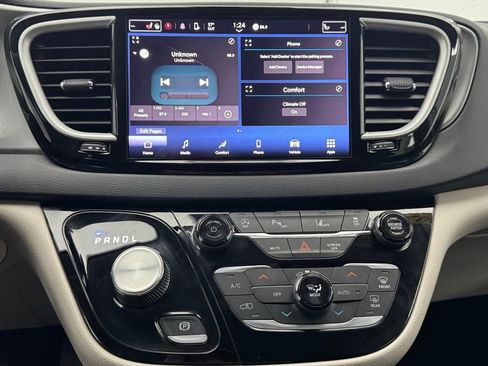 Used 2023 Chrysler Pacifica Touring-L FWD image 23