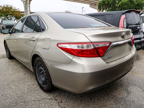 Used 2016 Toyota Camry LE image 9