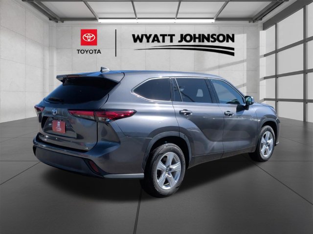 Used 2022 Toyota Highlander LE FWD image 7