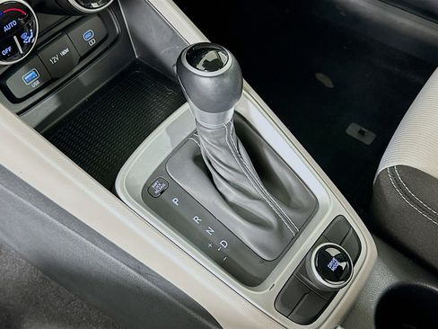 Used 2025 Hyundai Venue SEL image 24