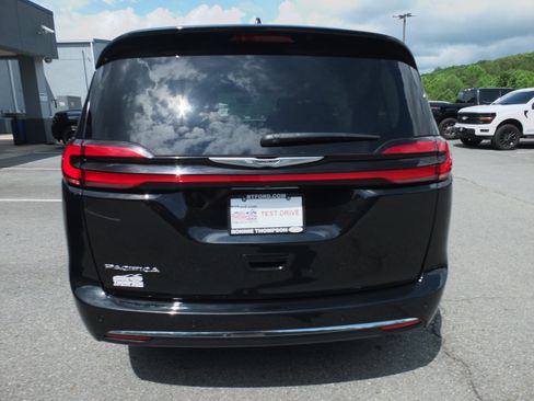 Used 2023 Chrysler Pacifica Touring-L FWD image 4