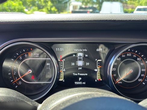 Used 2023 Jeep Gladiator Sport AWD/4WD image 3