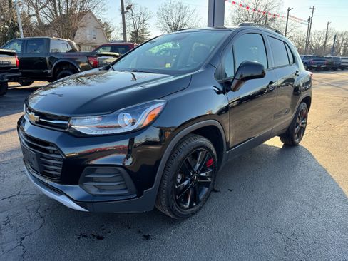 Used 2019 Chevrolet Trax LT w/ Sun & Sound Package image 2