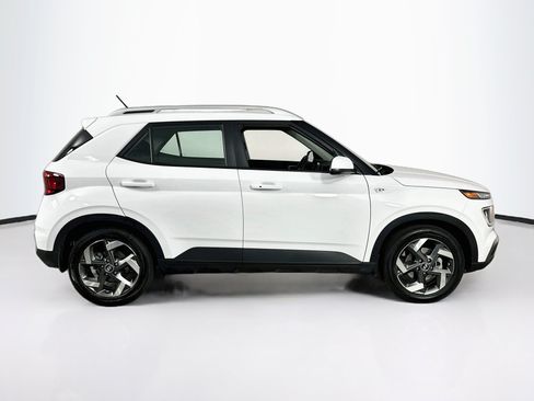 Used 2024 Hyundai Venue SEL FWD image 4