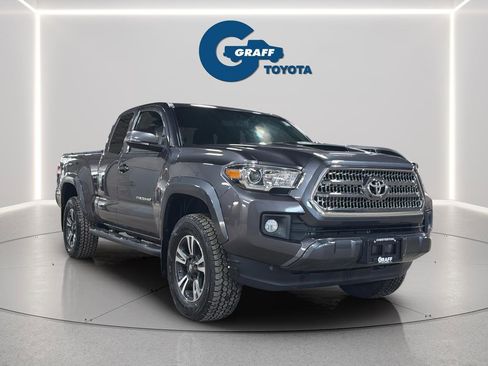 Used 2017 Toyota Tacoma TRD Sport w/ Tow Package (A/T) image 11