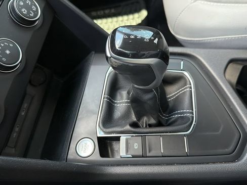 Certified 2022 Volkswagen Taos SE FWD image 14
