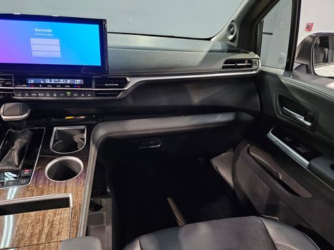 Used 2025 Toyota Sienna Platinum image 11