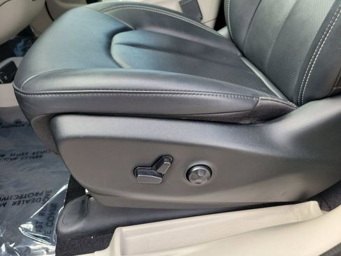 Used 2024 Chrysler Pacifica Touring-L image 12