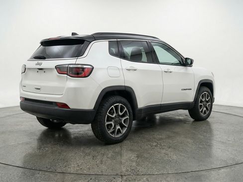 Used 2025 Jeep Compass Trailhawk AWD/4WD image 9