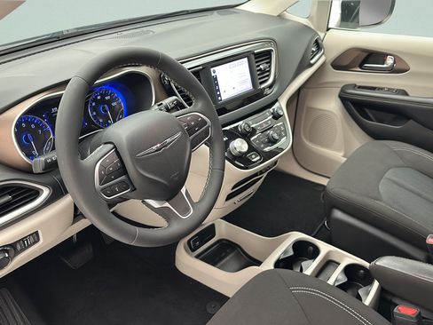 Used 2022 Chrysler Voyager LX FWD image 12