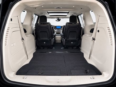Used 2023 Chrysler Pacifica Limited w/ Uconnect Theater Family Group FWD image 12