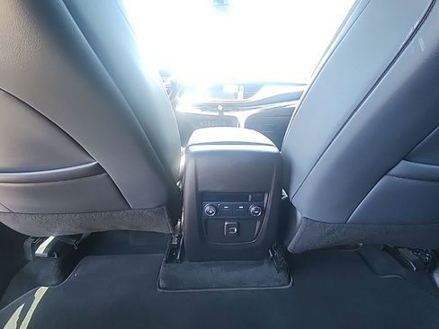Used 2022 Buick Enclave Essence AWD/4WD image 13