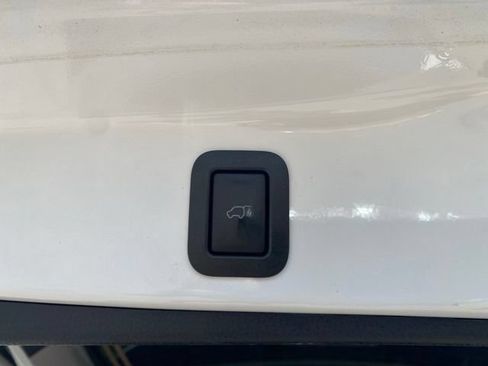 Certified 2018 Toyota Highlander XLE AWD/4WD image 9