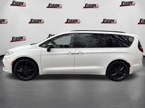 Used 2024 Chrysler Pacifica Limited w/ S Appearance Package image 8