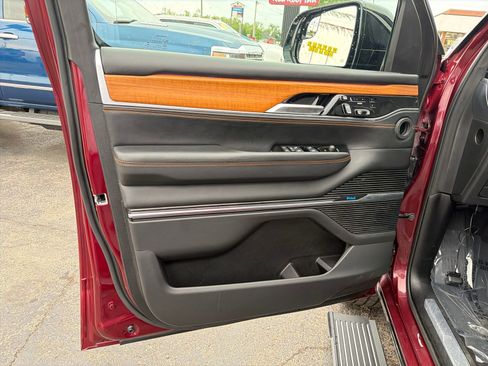 Used 2024 Jeep Grand Wagoneer L Series III AWD/4WD image 11