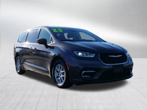 Used 2023 Chrysler Pacifica Touring-L image 9