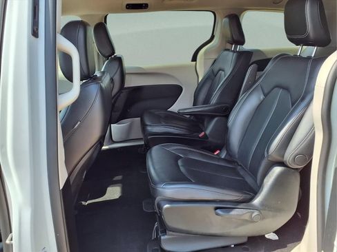 Used 2023 Chrysler Pacifica Touring-L FWD image 19