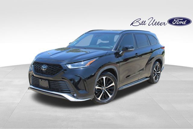 Used 2022 Toyota Highlander XSE FWD image 1