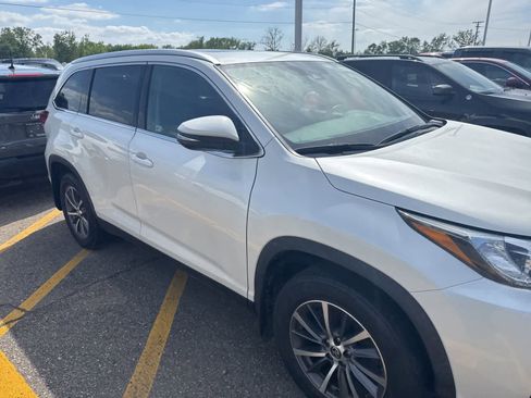 Used 2019 Toyota Highlander AWD V6 image 9