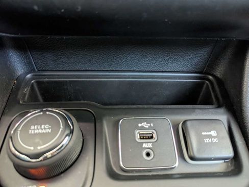 Used 2021 Jeep Cherokee Limited AWD/4WD image 14
