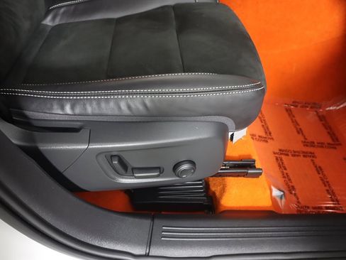 Used 2021 Volvo XC40 T5 R-Design image 33