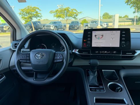 Used 2022 Toyota Sienna LE FWD image 21