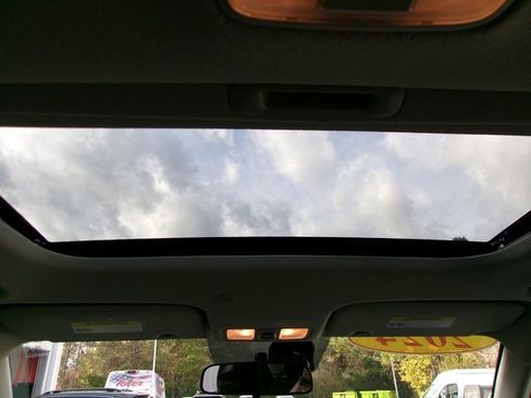 Used 2024 Hyundai Venue SEL image 17