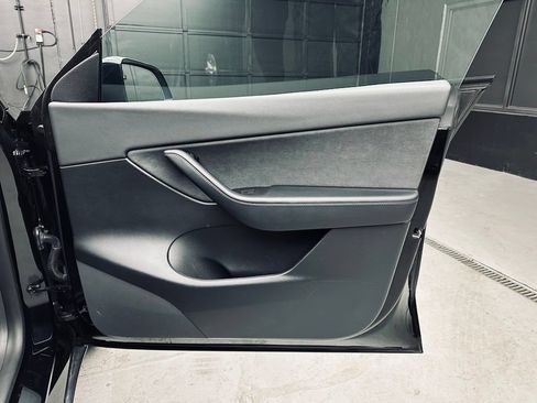 Used 2021 Tesla Model Y Long Range AWD/4WD image 27