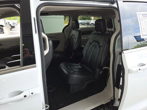 Used 2022 Chrysler Pacifica Touring-L image 17
