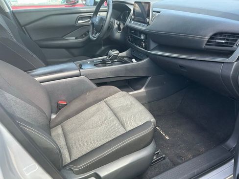 Used 2025 Nissan Rogue SV FWD image 3