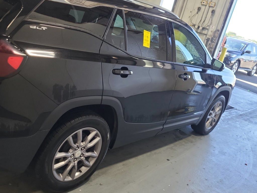 Used 2024 GMC Terrain SLT AWD/4WD image 9