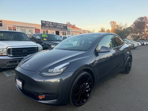 Used 2020 Tesla Model Y Long Range image 1
