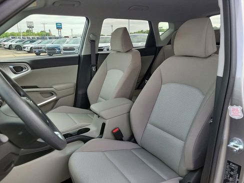 Used 2025 Kia Soul LX FWD image 11