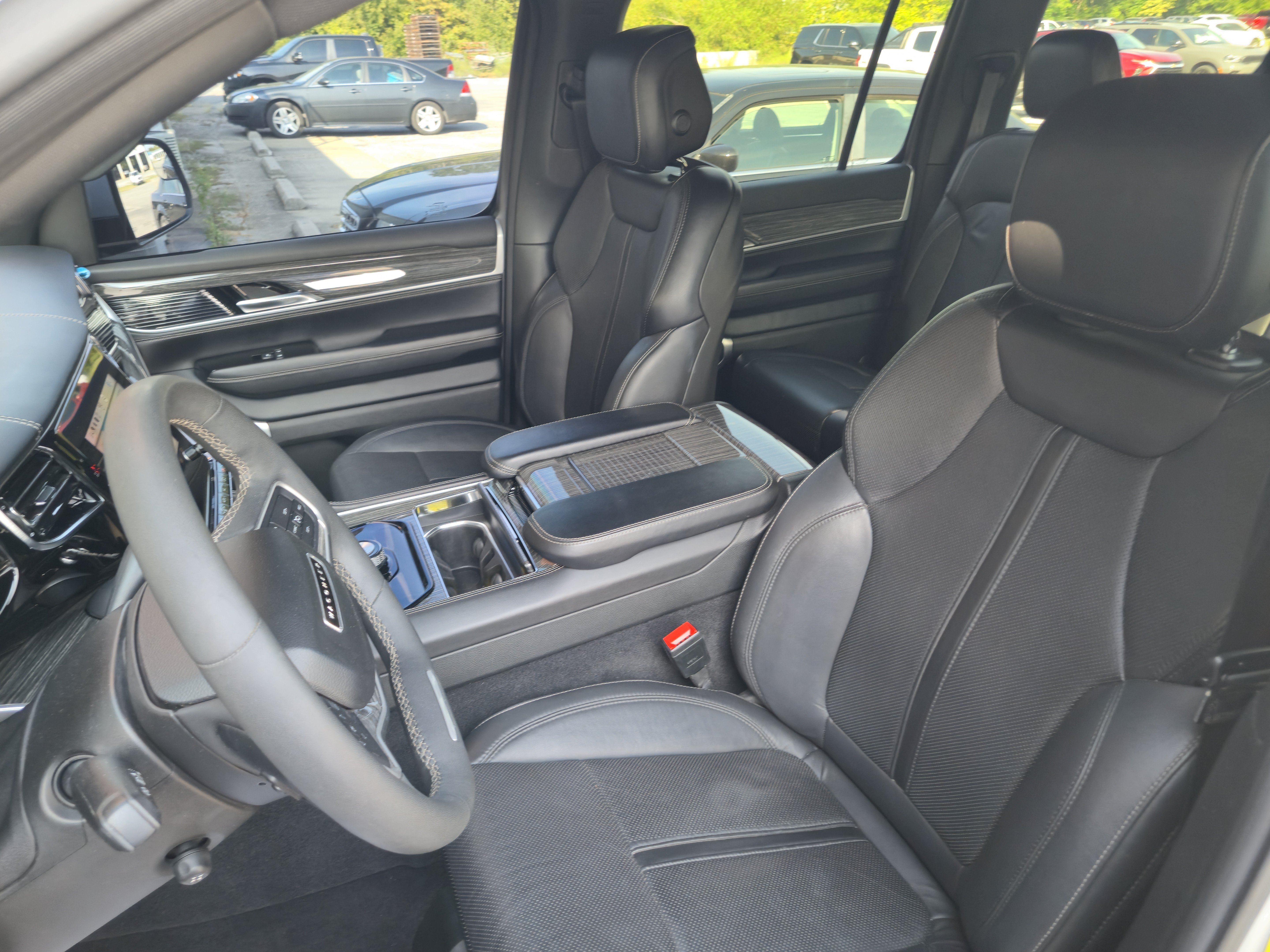 Used 2022 Jeep Wagoneer Series II AWD/4WD image 22