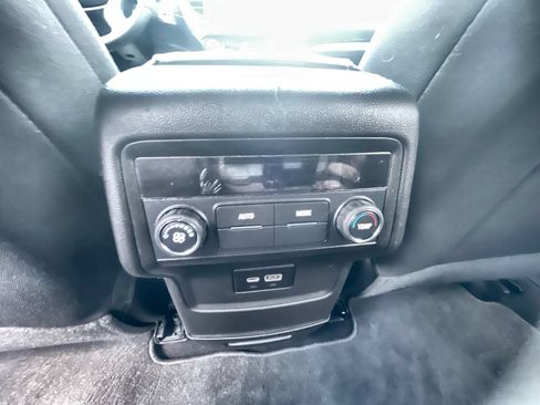 Used 2023 GMC Acadia SLE FWD image 21