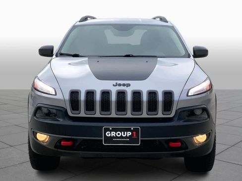 Used 2017 Jeep Cherokee Trailhawk image 3