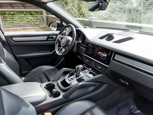 Certified 2023 Porsche Cayenne Platinum Edition w/ Performance Package image 53