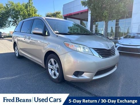 Used 2014 Toyota Sienna LE FWD image 1