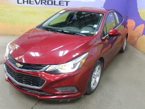 Used 2018 Chevrolet Cruze LT w/ LT Convenience Package FWD image 4