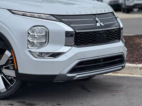 New 2025 Mitsubishi Outlander SE image 3