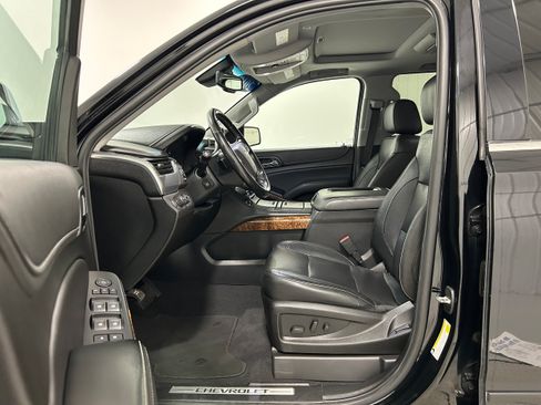 Used 2019 Chevrolet Suburban Premier AWD/4WD image 4