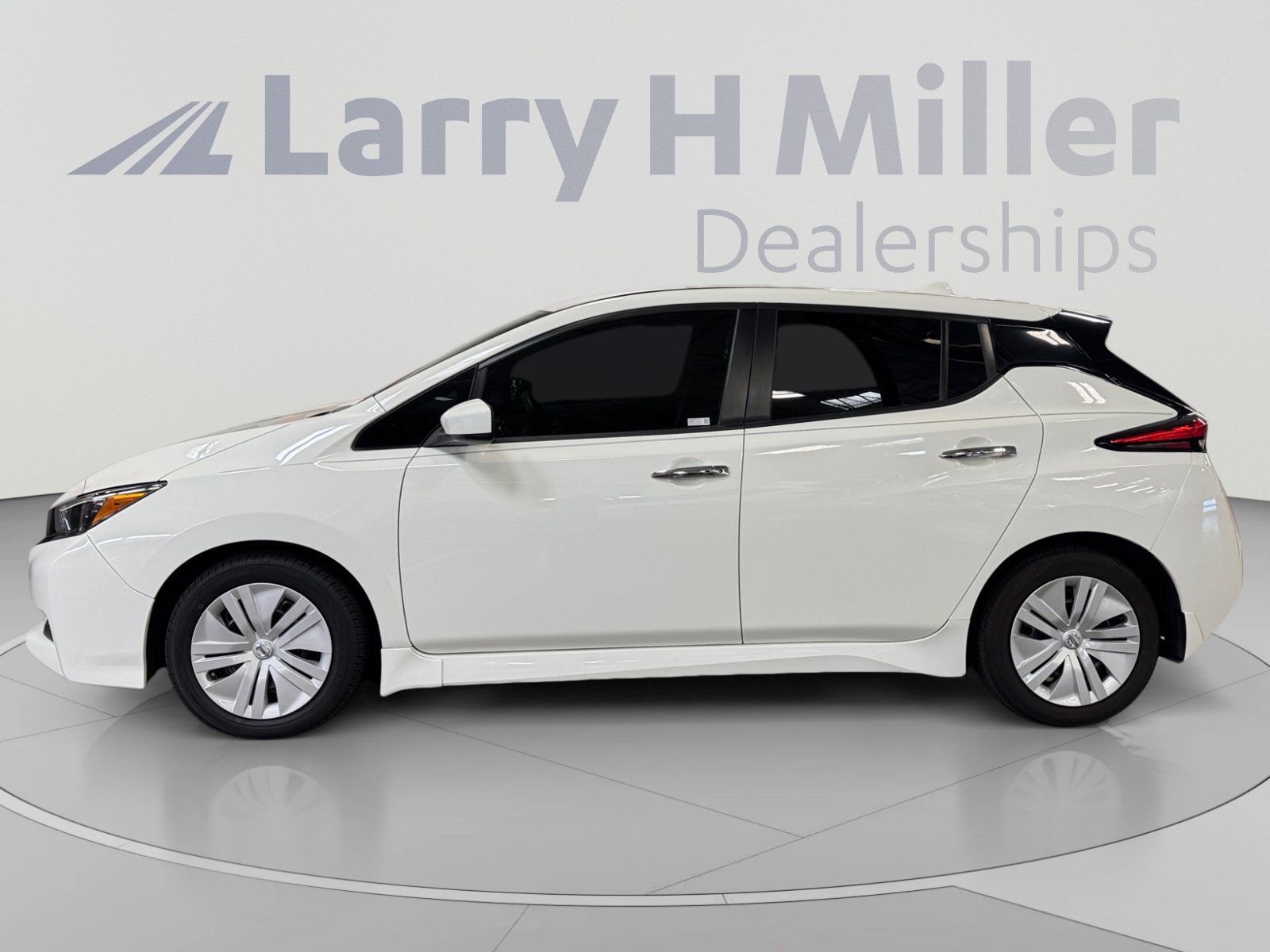 Used 2022 Nissan Leaf S FWD image 2