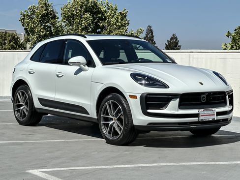 Certified 2026 Porsche Macan AWD/4WD image 10