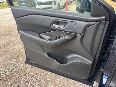 Used 2025 Nissan Rogue SV FWD image 18