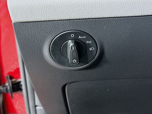 Used 2023 Volkswagen Taos SE w/ Panoramic Sunroof Package image 17